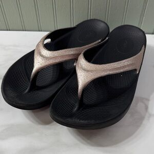 OOFOS Women's Sandals with Black and Metallic Straps